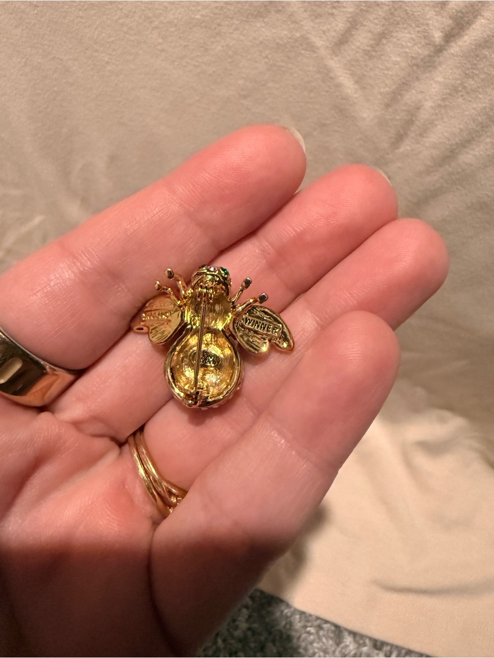 Vintage Joan Rivers WINNER Bee Brooch - Picture 4 of 4